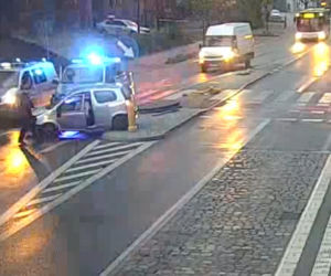 Szalony rajd ulicami Olsztyna! 30-latek huknął w autobus, a później rozbił przed komendą policji [ZDJĘCIA]