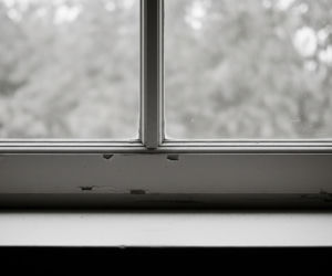 3-latek na parapecie, tragedia o krok. Ojciec usłyszał zarzuty