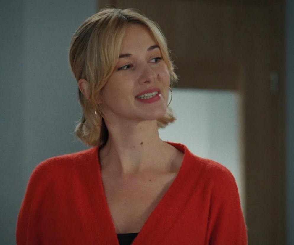 Uśmiechnięta Alina Szczegielniak jako Ania w czerwonym swetrze, z krótkimi blond włosami i kolczykami w uszach. Aktorka z serialu M jak miłość przeżywa nową miłość, o czym więcej można przeczytać na Super Seriale.