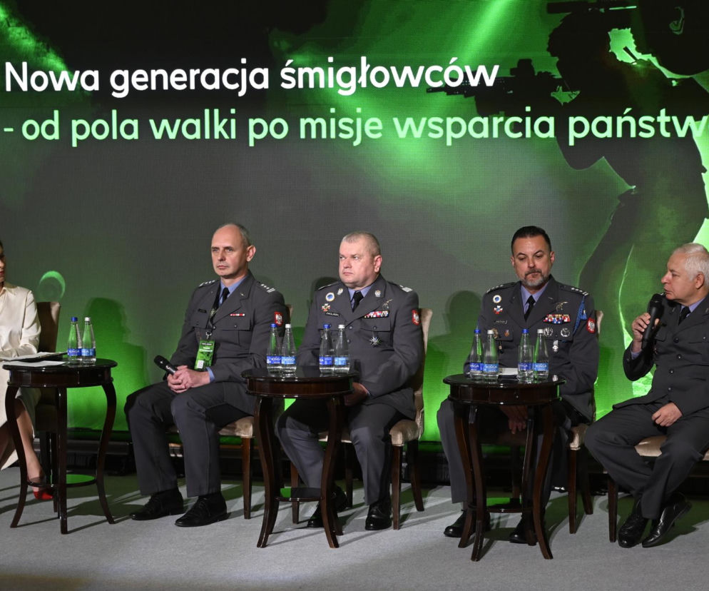 Panel dyskusyjny z udziałem czterech oficerów i prowadzącej na temat modernizacji floty. Szczegóły na Portal Obronny.