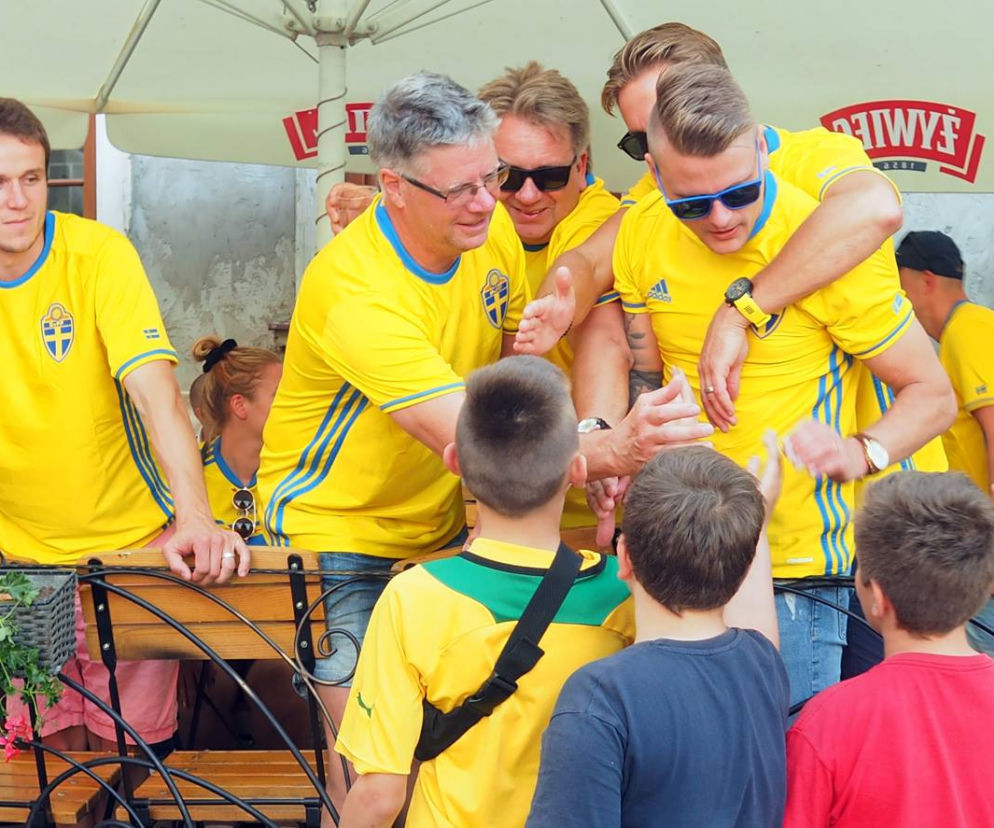 Szwedzcy kibice bawią się w Lublinie