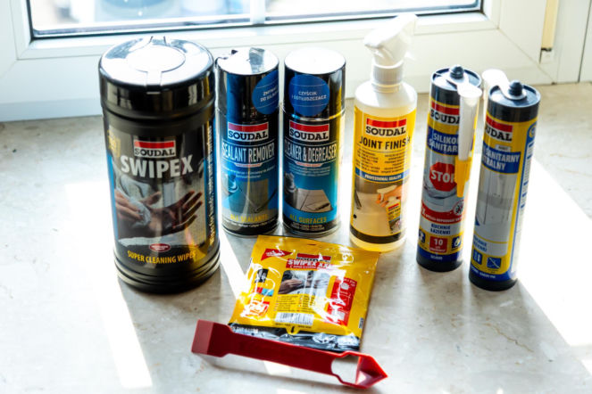 Jak poprawnie usunąć starą fugę i silikon oraz nałożyć nowy? Murator Remontuje