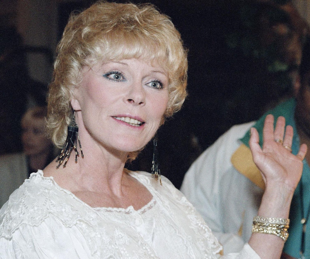 Uśmiechnięta aktorka Elke Sommer w jasnej sukni z koronką. O śmierci gwiazdy Hollywood przeczytasz w serwisie Eska.