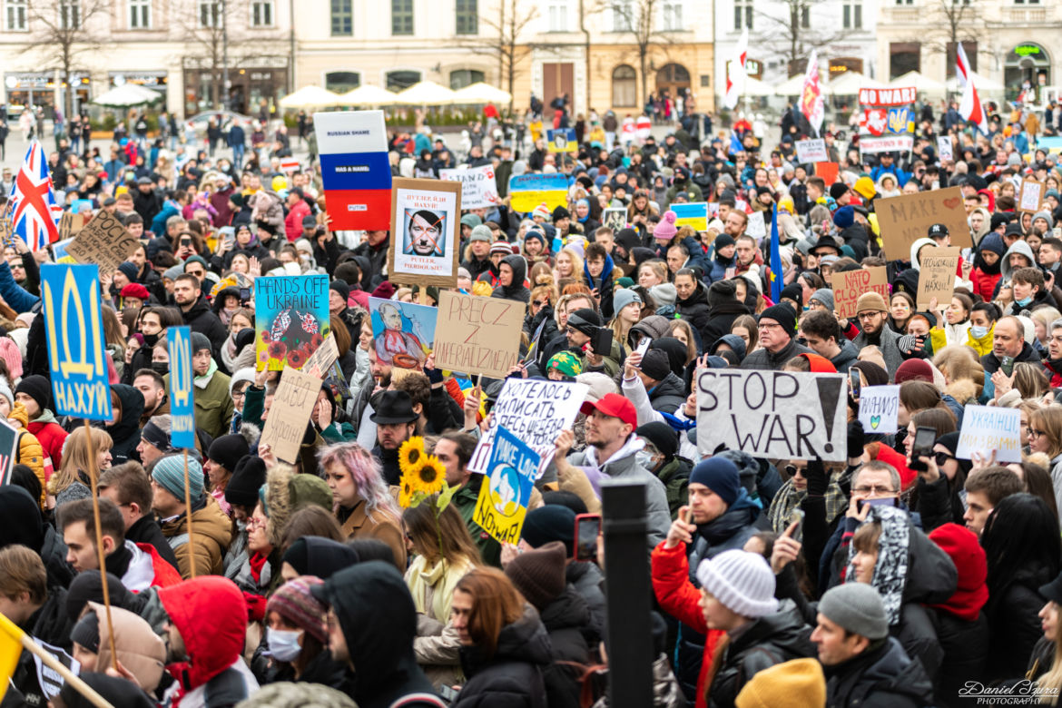 Kraków solidarny z Ukrainą! Wielka manifestacja na Rynku Głównym [ZDJĘCIA]