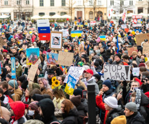 Kraków solidarny z Ukrainą! Wielka manifestacja na Rynku Głównym [ZDJĘCIA]