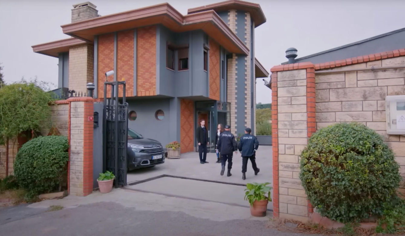 Melis awanturuje się z Feraye, a później podejrzewa, że Zeynep jest w ciąży z Cihanem.