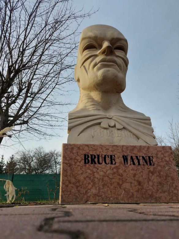 Popiersie BATMANA przed budynkiem urzędu w Suchedniowie