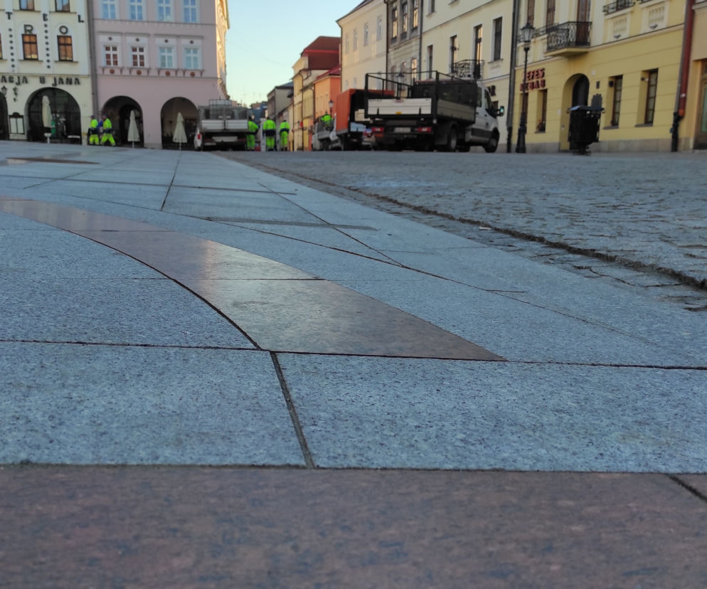 Uszorstnianie płyty tarnowskiego rynku