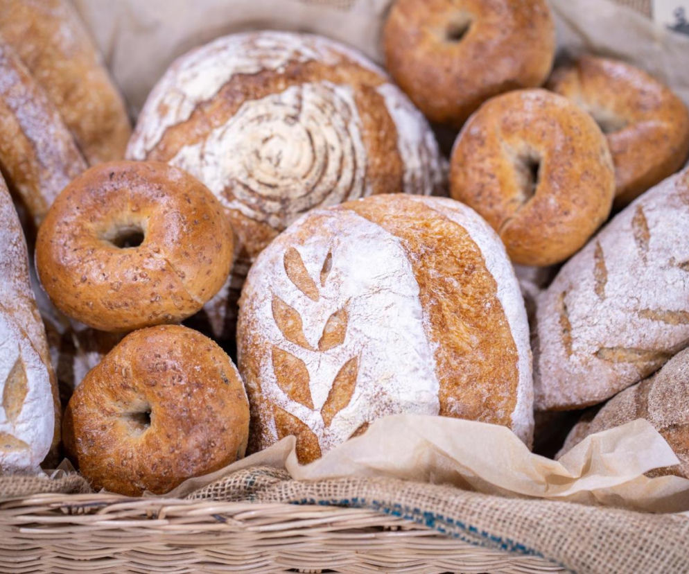 Skuteczny trik na mrożenie chleba. Zrób to przed włożeniem do zamrażalnika, a po wyjęciu pieczywo będzie smakować, jak z piekarni