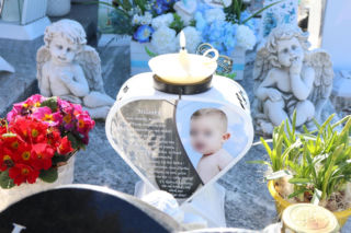 W Wielkanoc na cmentarzu główkę Milanka zmiażdżyła płyta nagrobna. Dramat się nie kończy. Miejsca tragedii strzegą aniołki