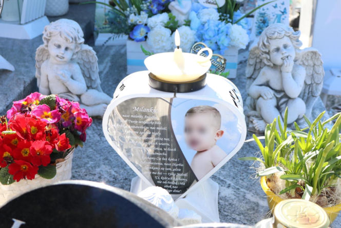 W Wielkanoc na cmentarzu główkę Milanka zmiażdżyła płyta nagrobna. Dramat się nie kończy. Miejsca tragedii strzegą aniołki