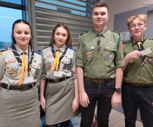 Przedświąteczna akcja harcerzy z Ostrowa. Pakują zakupy w zamian za „drobny datek”