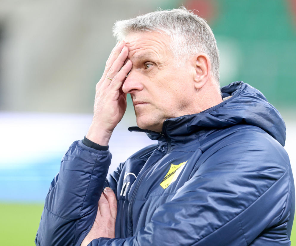 Zamyślony trener Kazimierz Moskal trzyma dłoń na twarzy. O jego dymisji z Wieczystej przeczytasz na SE Supersport.