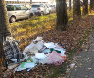 Dokumenty walały się po ulicy, rozwiewał je wiatr. Na wierzchu leżał akt zgonu