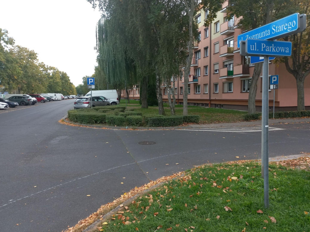 Nie dla lawet i dostawczaków. Od 5 października zmiany w parkowaniu na Zygmunta Starego w Lesznie