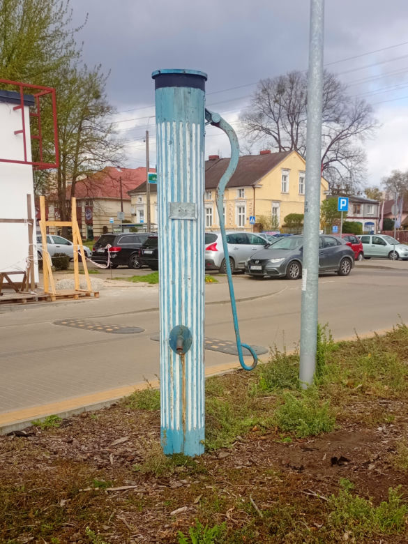Zabytkowa pompa i jej replika na Krzekowie