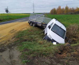 Stłuczka na obwodnicy Święciechowy. Przyczepa jednego auta uderzyła w drugie