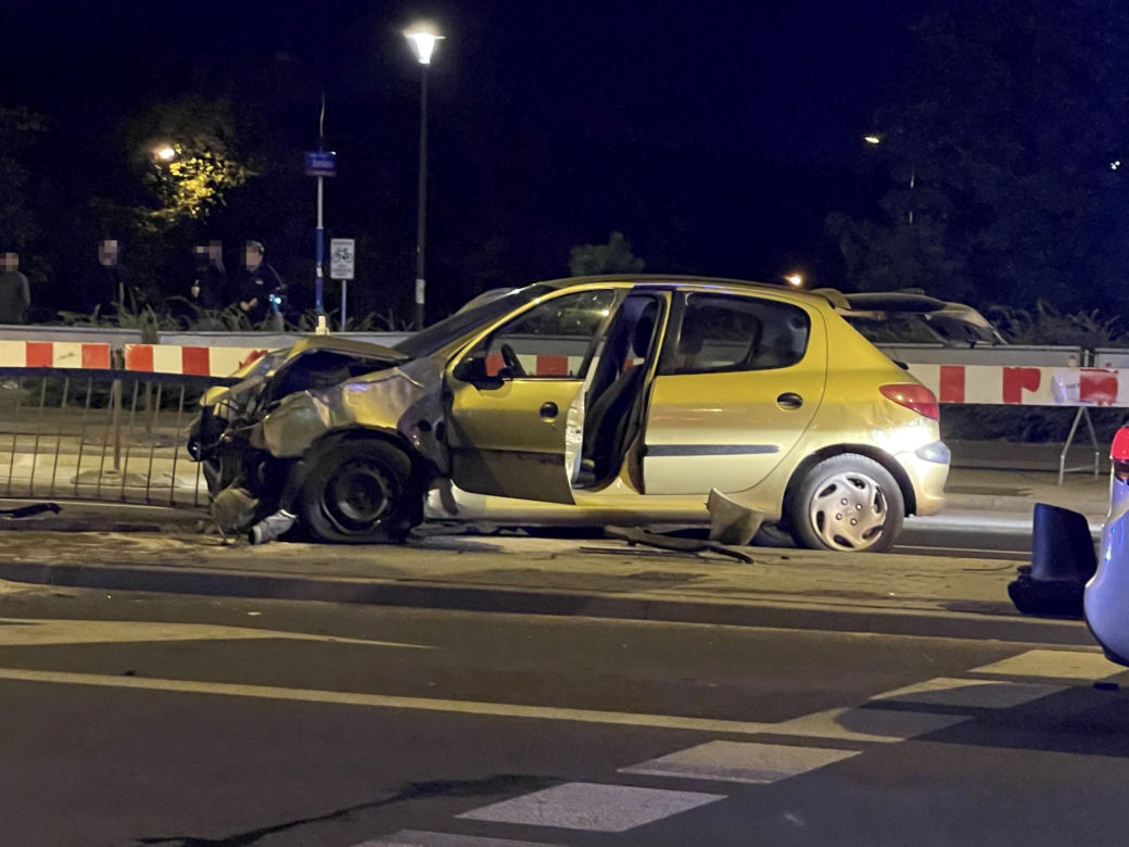 Pościg policyjny w Warszawie. Rozbity radiowóz i skoszone barierki