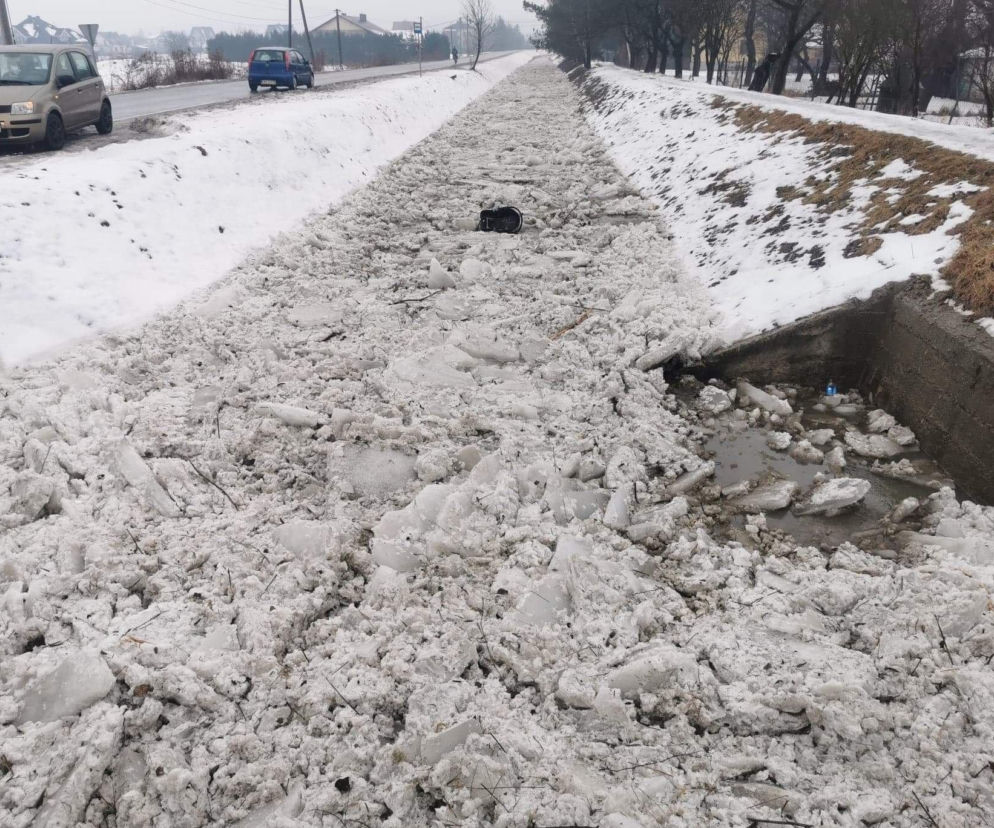 Brzezna. GIGANTYCZNY zator lodowy na rzece. Koparka zapobiegła powodzi
