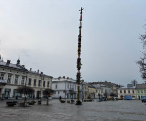 Ogromna palma wielkanocna stanęła na nowosądeckim Rynku [GALERIA]