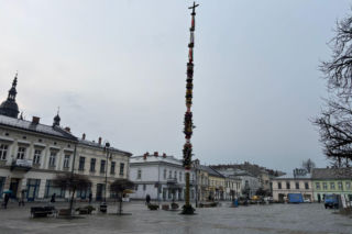 Ogromna palma wielkanocna stanęła na nowosądeckim Rynku [GALERIA]