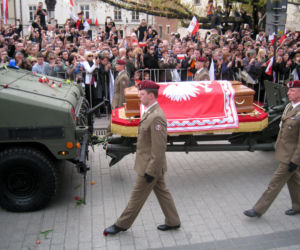 To już 10 lat od pogrzebu pary prezydenckiej Lecha i Marii Kaczyńskich. Ludzie żegnali ich kwiatami