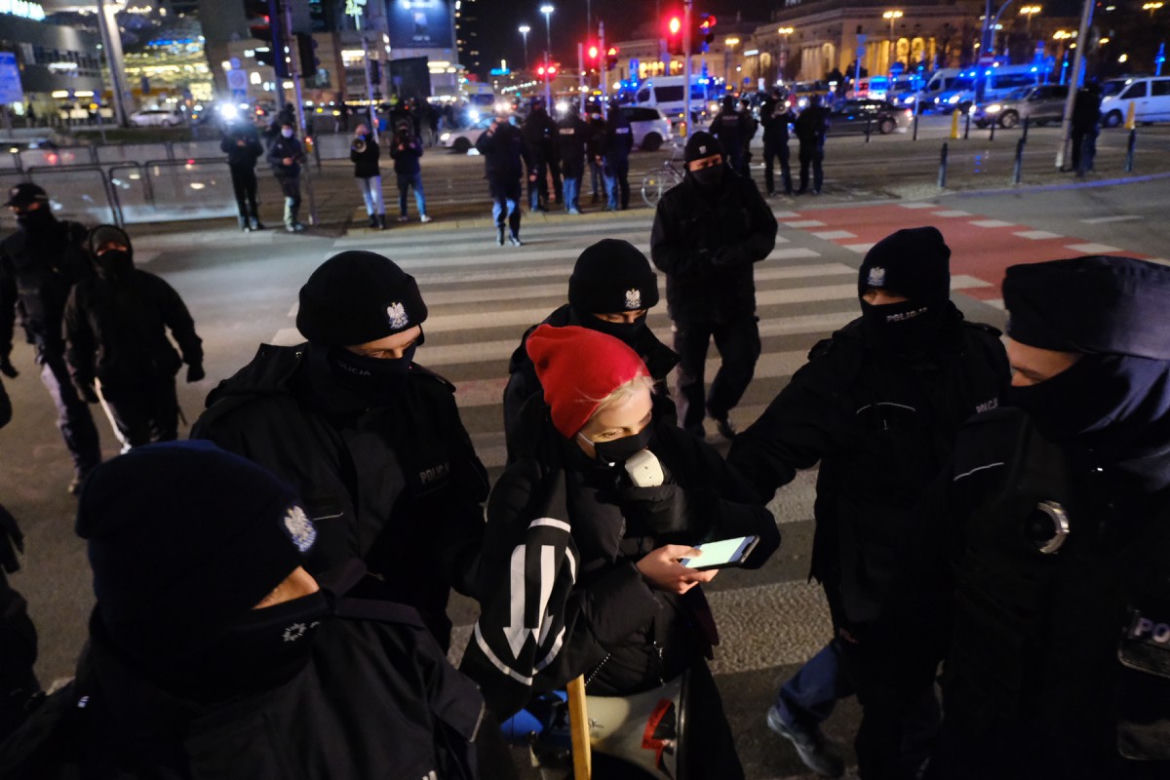 Policjanci zatrzymali uczestnika protestu kobiet