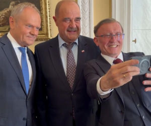 Premier Tusk odwiedził aktorów na planie Rancza. Takiej reakcji widzów się nie spodziewał!