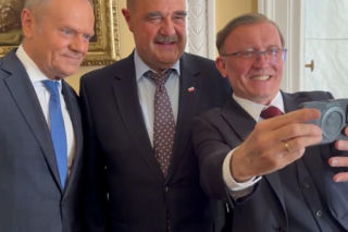 Premier Tusk odwiedził aktorów na planie Rancza. Takiej reakcji widzów się nie spodziewał!