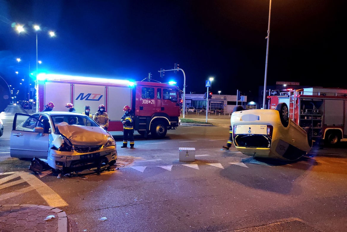 Wypadek na Ostrobramskiej. Skoda dachowała. Kobieta w ciąży w szpitalu 