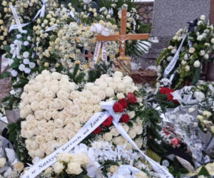 Grób 18-letniego Adama utonął w kwiatach