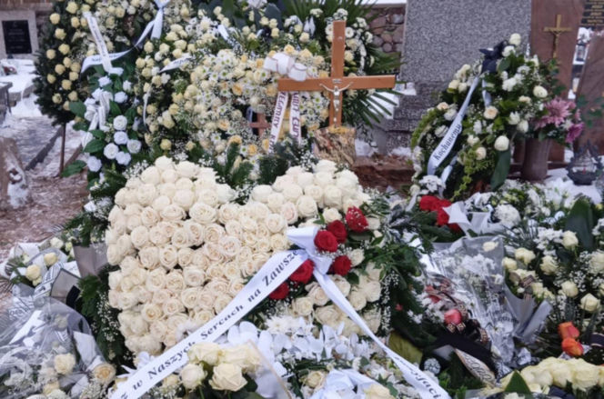 Grób 18-letniego Adama utonął w kwiatach