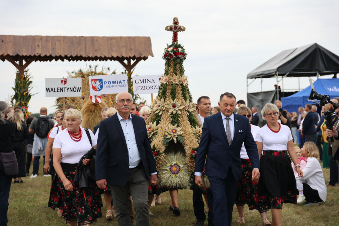 Korowód dożynkowy na dożynkach wojewódzkich 2025 w Świdniku