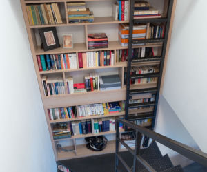 Widok z góry na bibliotekę z drabiną