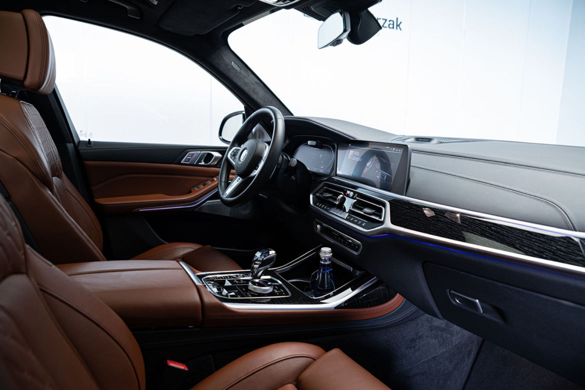 C-BooL jeździ BMW X7 M50d