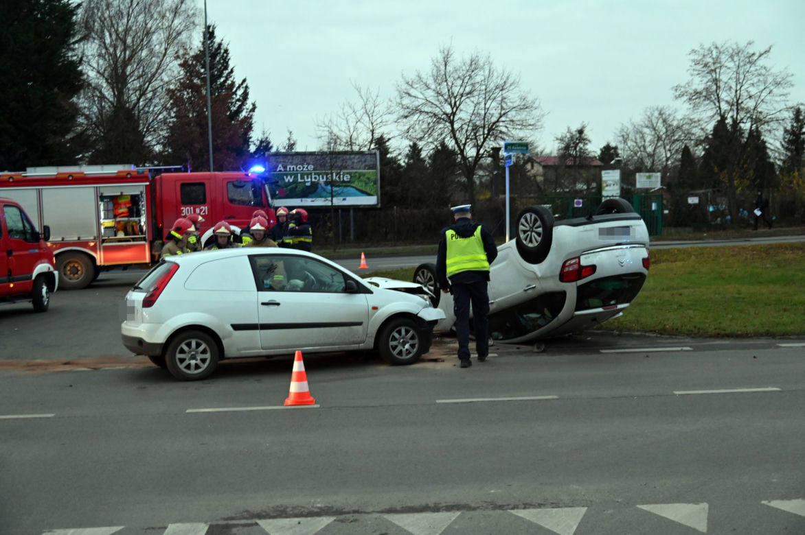 Wypadek na ul. 26 Kwietnia w Szczecinie. Dachował samochód