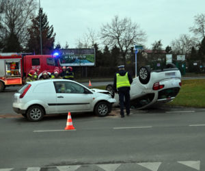 Wypadek na ul. 26 Kwietnia w Szczecinie. Dachował samochód