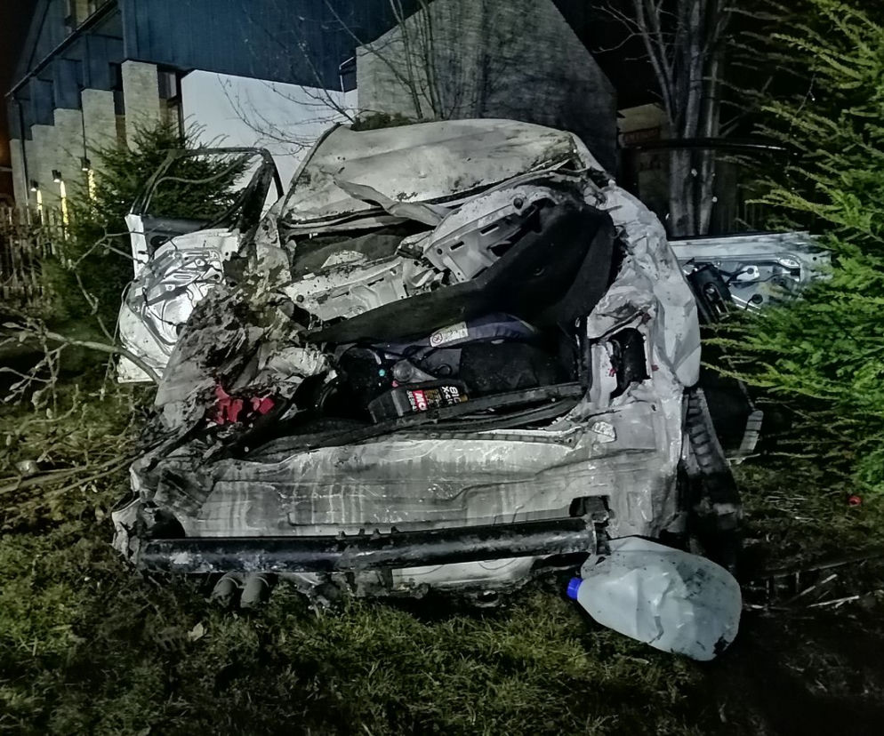 POWAŻNY WYPADEK w Nawojowej. Z samochodu  niewiele zostało. TRZY OSOBY w szpitalu
