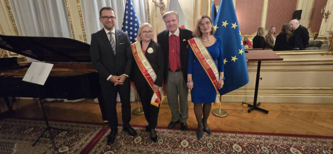 Szarfowanie Wielkiej Marszałek Parady Pułaskiego Iwony Korgi