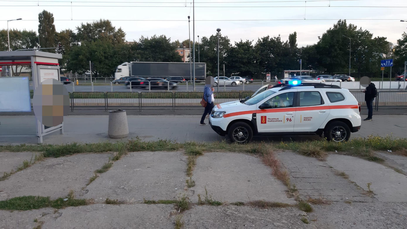 Śmierć na przystanku. 80-latek padł na ziemię, nie żyje
