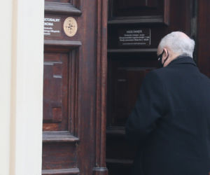 Jarosław Kaczyński jak co niedziela pojechał na mszę do kościoła św. Benona