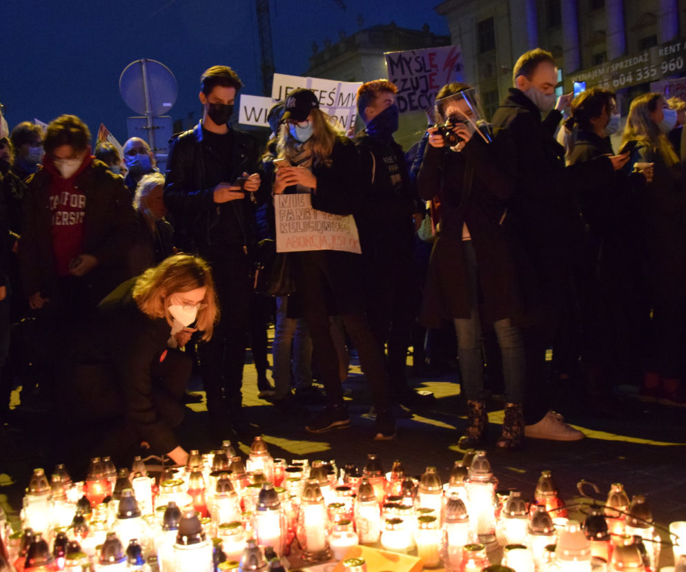 Protest kobiet w Katowicach. Tłumy strajkują przeciwko zakazowi aborcji