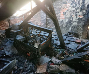 Kłęby dymu na Pradze Północ. Policjanci uratowali mieszkańców płonącej kamienicy