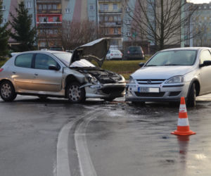 Wypadek na skrzyżowaniu Staszica i Okrzei. Dwie osoby w szpitalu