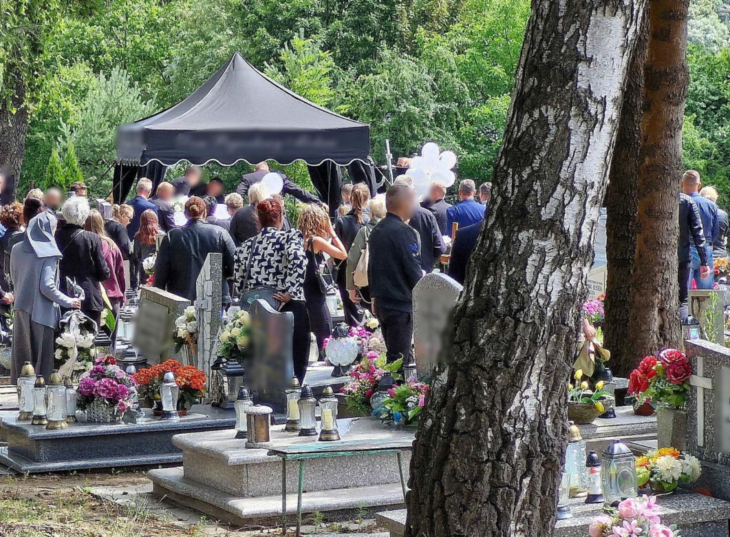 Biała trumna i białe kwiaty - tak Wąbrzeźno żegnało Wioletę, która utonęła w jeziorze