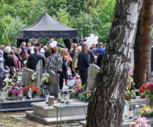Biała trumna i białe kwiaty - tak Wąbrzeźno żegnało Wioletę, która utonęła w jeziorze