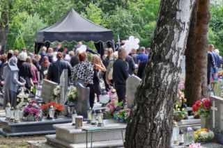 Biała trumna i białe kwiaty - tak Wąbrzeźno żegnało Wioletę, która utonęła w jeziorze