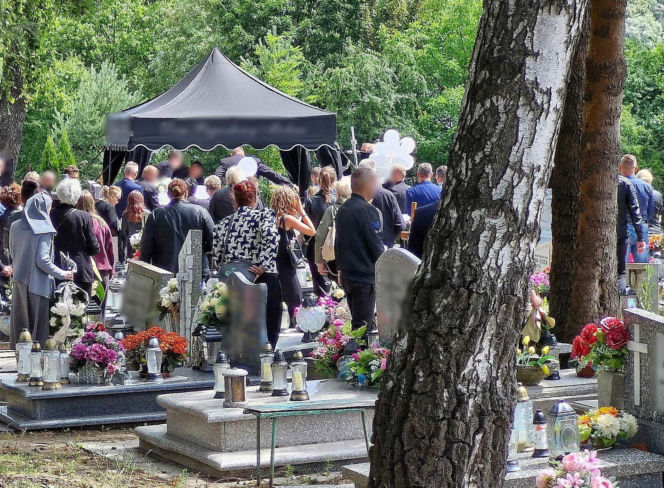 Biała trumna i białe kwiaty - tak Wąbrzeźno żegnało Wioletę, która utonęła w jeziorze