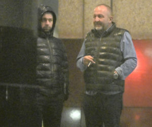 Posłowie Bartosz Romowicz i Piotr Górnikiewicz po wieczornym głosowaniu przyjechali do klubu Piano Bar