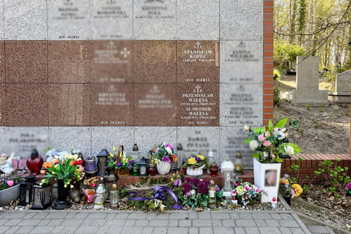 Rok temu zmarł syn Lecha Wałęsy - tak wygląda jego grób